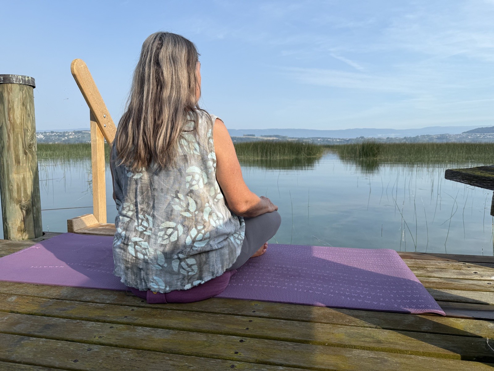 Pratique de Yoga de l'Énergie au bord du lac de Morat